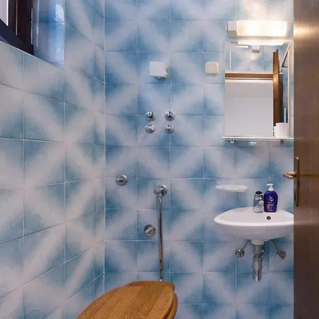 Three-bedroom 8 Apartment *