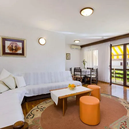 Three-bedroom 8 Apartament